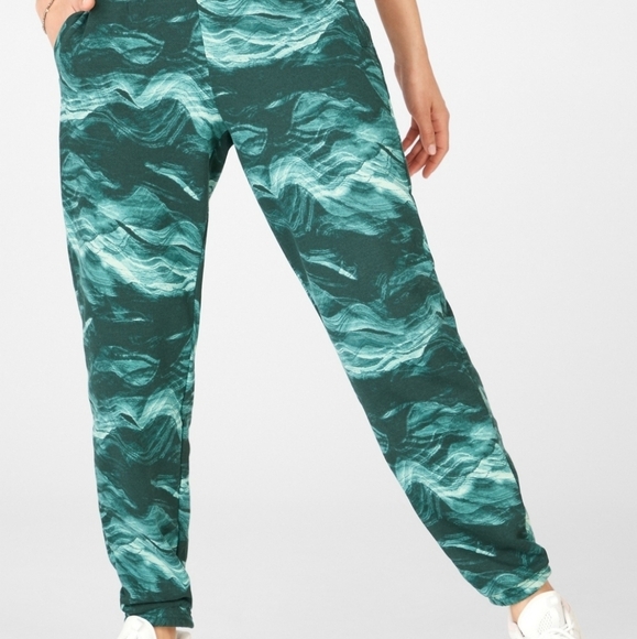Fabletics NWOT Cloe Slim Printed Sweatpant Joggers - Picture 1 of 9